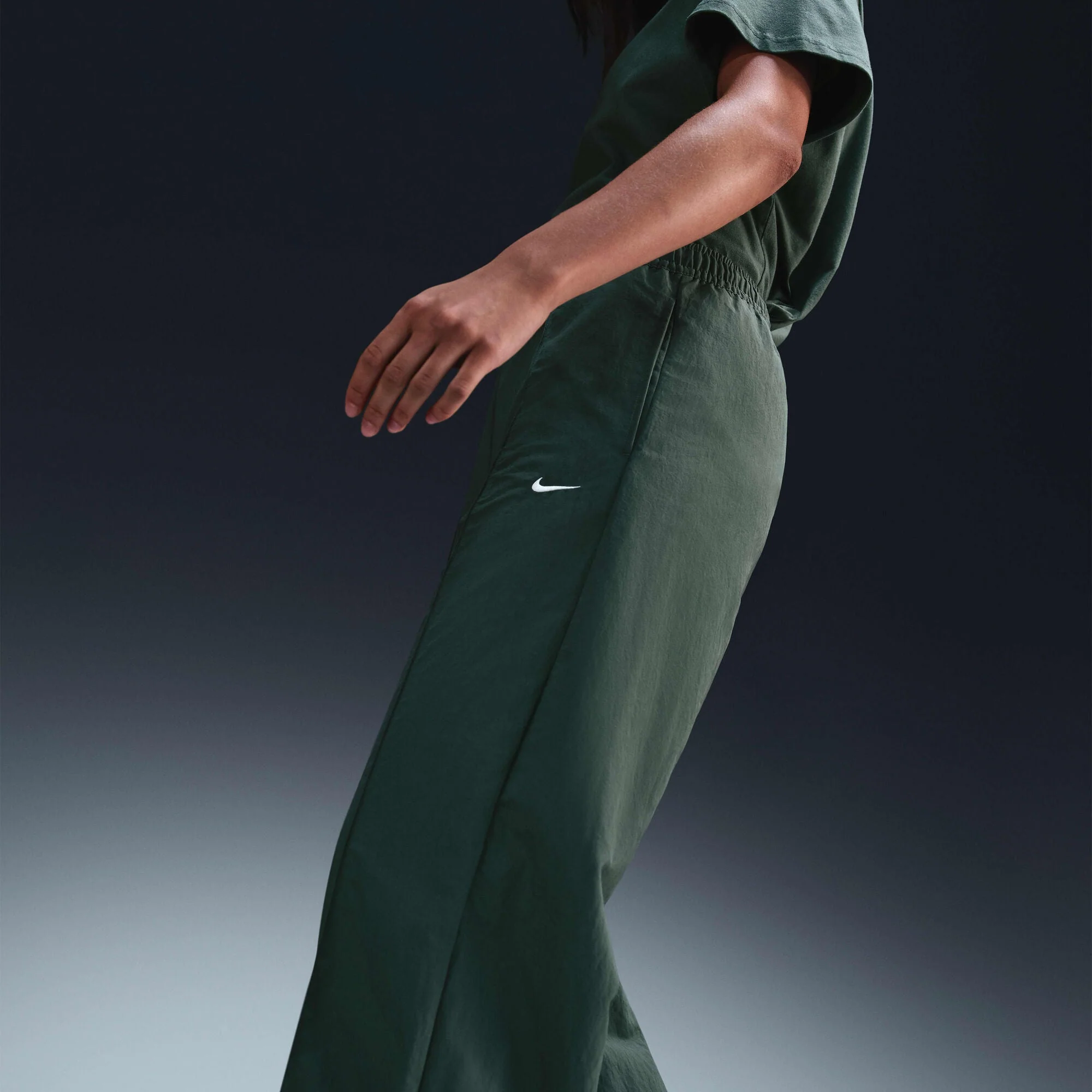 Nike Sportswear Everything Wovens Mid-Rise Open-Hem Trousers Vintage Green/Sail - Image 5